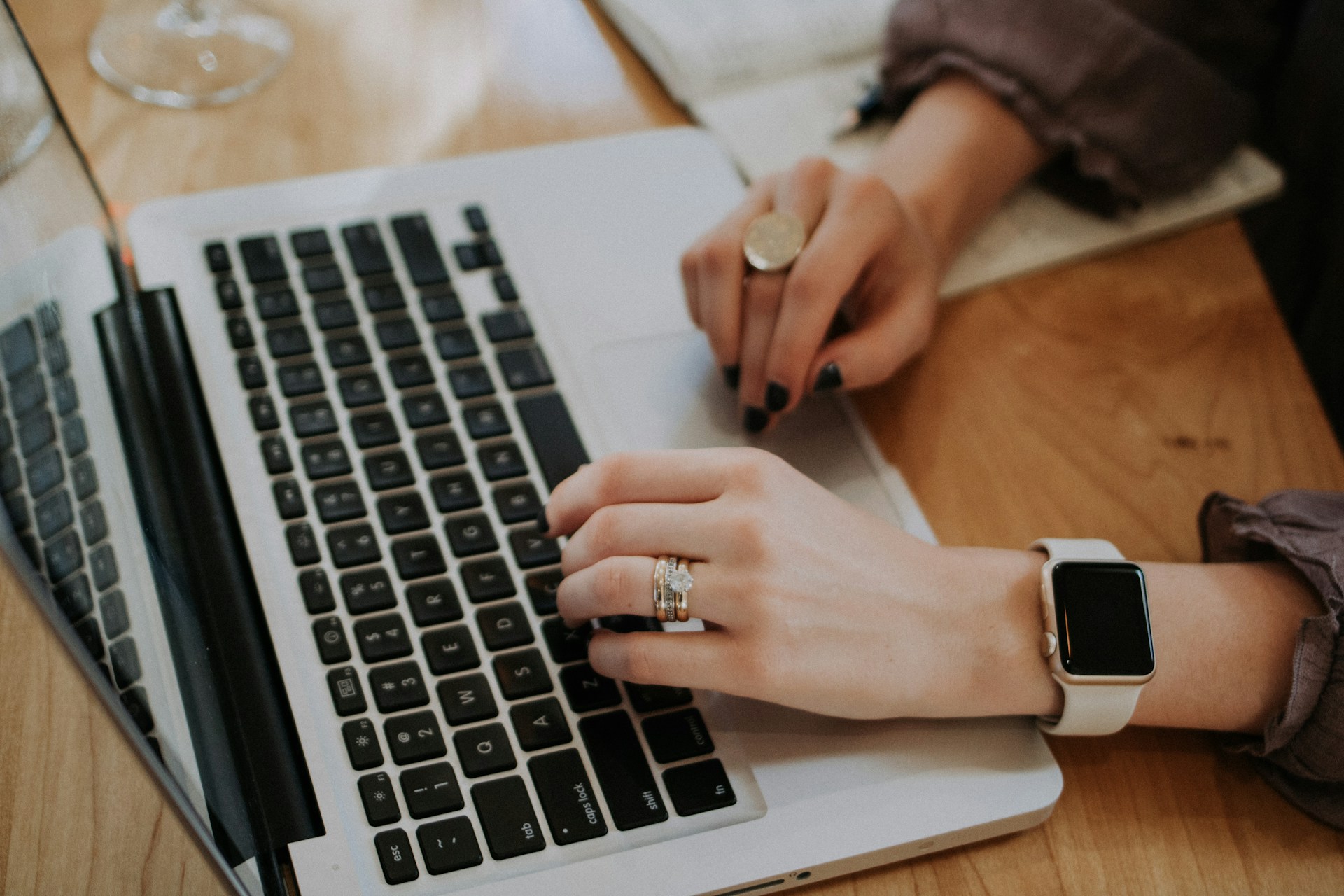 Online-Coaching Aufgeklappter Laptop auf einem Tisch